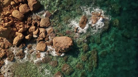 Luftaufnahmen-Aus-Dem-Hohen-Winkel-Herauszoomen-Eines-Wunderschönen-Türkisfarbenen-Wassers-In-Der-Nähe-Von-Rampla-Beach-Auf-Der-Insel-Gozo,-Malta