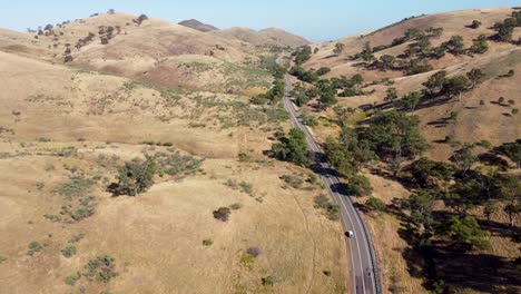 Luftdrohne-Malerische-Landschaft-Schöne-Aussicht-Auf-Auto-Auf-Der-Autobahn-Buschland-Farmen-Bäume-Berge-Flinders-Reicht-Tourismus-Reisen-Adelaide-Südaustralien-4k