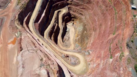 Luftdrohnenaufnahme-Der-Bergbaustadt-Tagebau-Kupfererz-Fort-Bourke-Hill-Lookout-Cobar-Outback-NSW-Australien-4k