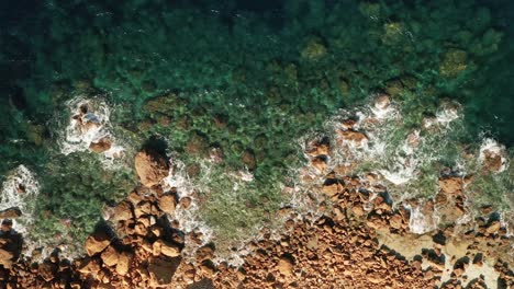 Hochwinkelige-Luftaufnahme-Eines-Wunderschönen-Türkisfarbenen-Wassers-In-Der-Nähe-Von-Rampla-Beach-Auf-Der-Insel-Gozo,-Malta