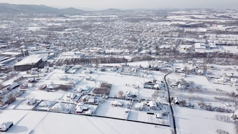 Drohnenflug-über-Die-Stadt-In-Polen-Während-Des-Sonnigen-Wintertages