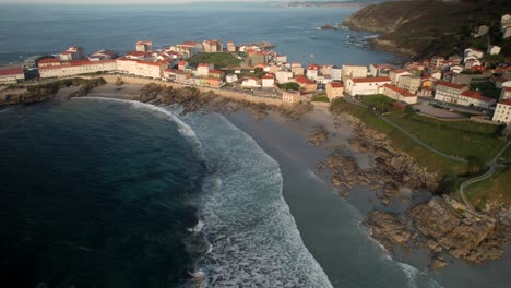 Vista-Aérea-De-Las-Olas-Del-Océano-En-La-Playa-Y-Casas-Residenciales-En-Caion,-A-Coruña,-España