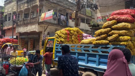 Gente-Comerciando-Con-Mercancías-En-Las-Calles-Del-Centro-De-La-Ciudad-De-Dhaka-En-Bangladesh