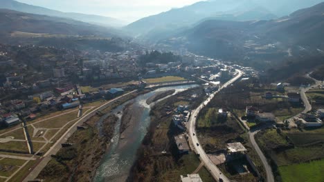Ciudad-De-Librazhd-Construida-A-Orillas-Del-Río-Shkumbini-Por-La-Mañana,-Pequeña-Ciudad-En-Albania