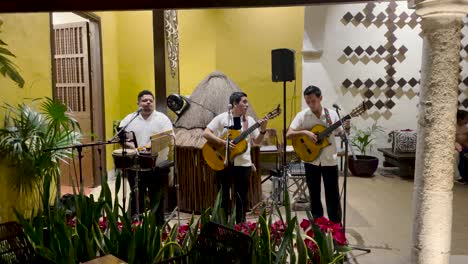 Aufnahme-Eines-Trios-Von-Sängern,-Die-Jarana-In-Merida-Yucatan-Aufführen