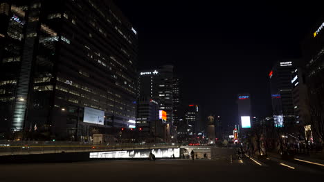 Pintoresca-Vista-Nocturna-De-La-Plaza-Gwanghwamun-En-Seúl,-Corea-Del-Sur-Con-La-Estatua-Del-Almirante-Yi-Sun-sin-En-La-Distancia