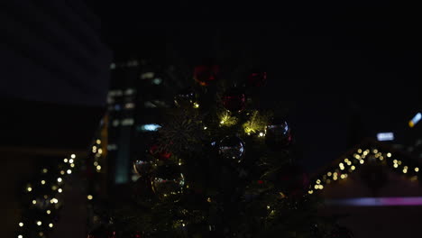 Festliche-Feiertagsdekorationen,-Die-Nachts-Auf-Dem-Weihnachtsmarkt-Des-Gwanghwamun-platzes-In-Seoul-Leuchten