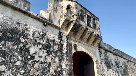 Toma-De-La-Entrada-Principal-A-La-Ciudad-Fortificada-De-Campeche