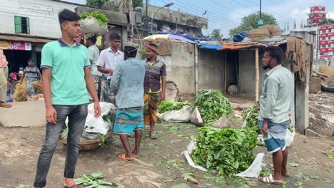 Bauern-Kamen-In-Die-Stadt,-Um-Gemüse-Zu-Verkaufen-Und-Mit-Kunden-Neben-Einer-Straße-In-Dhaka,-Bangladesch,-Preise-Auszuhandeln