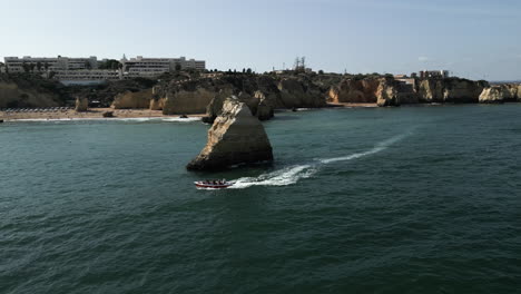 Drohnenvideo-Eines-Bootes-An-Der-Küste-Der-Algarve,-Portugal
