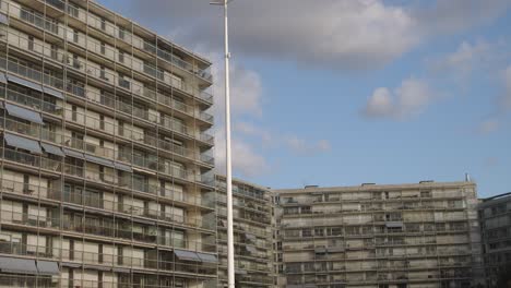 Panorama-Del-Exterior-Del-Edificio-De-Apartamentos-Con-Marquesinas-En-Le-Havre,-Normandía,-Francia