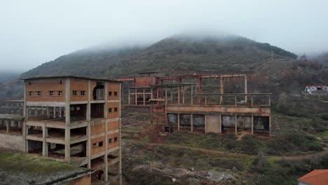 Verlassene-Staatliche-Fabrik-Aus-Der-Kommunistischen-Ära-Mit-Zerstörten-Gebäuden-In-Albanien