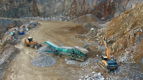 Powerful-Machinery-in-Action:-An-Aerial-View-of-an-Excavator,-Tracked-Incline-Screener,-and-Wheel-Loader-at-Work