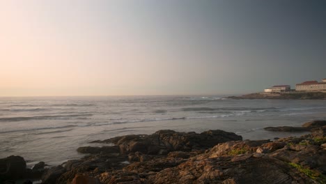 Nordatlantik-Bei-Sonnenaufgang-Von-Der-Felsigen-Küste-Von-Caion,-A-Coruña,-Spanien