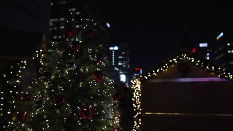 árbol-De-Navidad-Con-Bolas-Decorativas-Y-Luces-Festivas-Brillantes-Por-La-Noche-En-El-Mercado-De-Navidad-De-La-Plaza-Gwanghwamun-En-Seúl,-Corea-Del-Sur