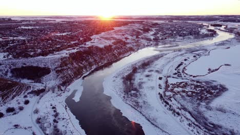 Drohnenaufnahmen-Von-Calgarys-Gemeinde-Während-Eines-Wunderschönen-Wintersonnenaufgangs