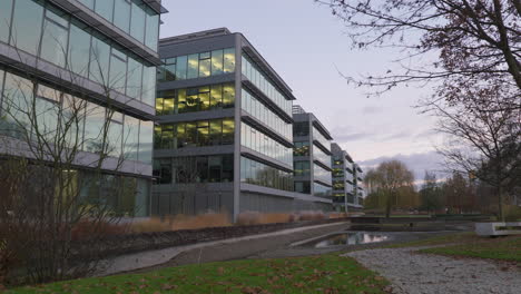 Technologie-Büropark-Glasscheibengebäude-Schwenken-Während-Des-Sonnenuntergangs