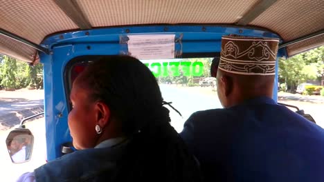 Zwei-Afrikaner-Sitzen-In-Einem-Typischen-Tuk-Tuk-In-Der-Stadt-Mto-Wa-Mbu,-Handheld