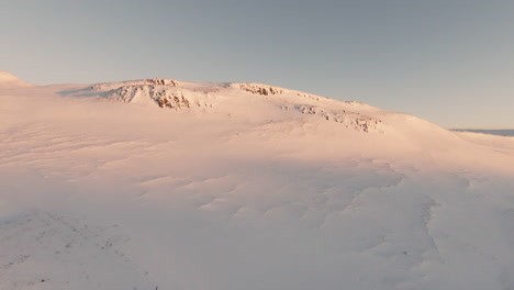 Blick-Auf-Die-Schneebedeckten-Berge-Und-Das-Meer,-Bei-Sonnenuntergang