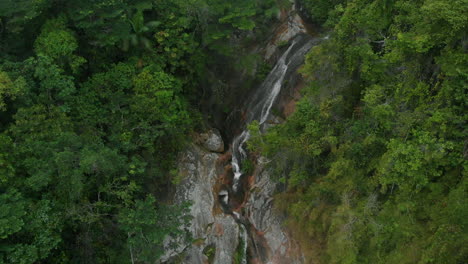 Schöner-Wasserfall-Mitten-Im-Wald