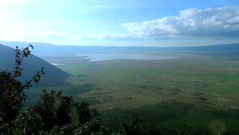 Mujer-Caminando-Hacia-El-Punto-De-Vista-Tomado-Por-Encima-Del-Hombro-Del-Cráter-Ngorongoro
