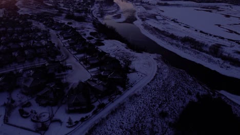 Luftaufnahmen-Von-Calgary-Während-Eines-Wunderschönen-Sonnenaufgangs-Im-Winter,-Aufgenommen-Von-Einer-Fliegenden-Drohne