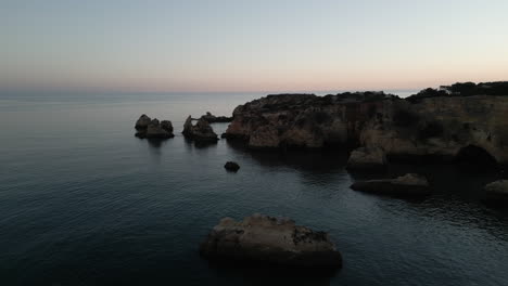 Drohnenvideo-Des-Sonnenuntergangs-An-Der-Küste-Der-Algarve,-Portugal