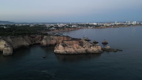 Drohnenvideo-Eines-Sonnenuntergangs-An-Der-Küste-Der-Algarve,-Portugal