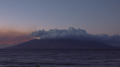 Cloudscape-Sobre-Montañas-Vistas-Desde-La-Playa-De-Wailea,-Maui,-Hawaii,-Estados-Unidos