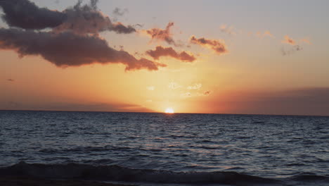 Beach-Paradise-With-Scenic-Sunset-On-The-Horizon-In-Wailea-Resort-In-Maui,-Hawaii,-USA