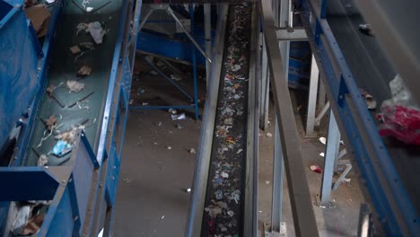 Innenraum-Eines-Recycling-Sortierzentrums-Mit-Vielen-Förderbändern