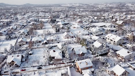 Vuelo-De-Drones-Sobre-La-Ciudad-En-Polonia-Durante-El-Día-Soleado-De-Invierno