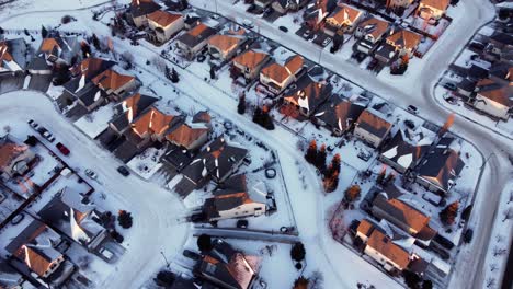 Die-Ansicht-Einer-Drohne-Von-Calgarys-Immobilien-Während-Eines-Wunderschönen-Sonnenaufgangs-Im-Winter