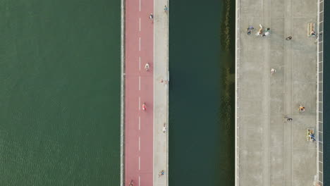 Erstaunliche-Drohnen-Panoramaaufnahme-Von-Zwei-Parallelen-Brücken-Für-Fußgänger-Und-Radfahrer