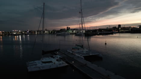Drohne-Enthüllt-Boote,-Die-Während-Des-Sonnenuntergangs-Im-Yachtclub-Angedockt-Sind