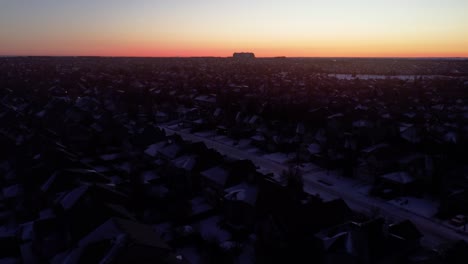 Aufnahme-Atemberaubender-Drohnenaufnahmen-Von-Calgary-Während-Eines-Wunderschönen-Wintersonnenaufgangs