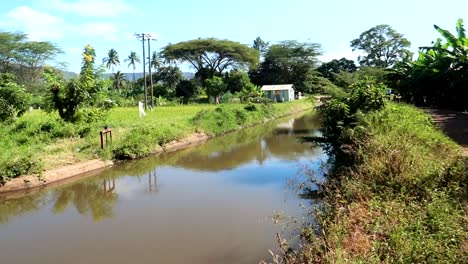 Erbauer-Eines-Bewässerungsgrabens-Mit-Reichlich-Wasser,-Der-Für-Reisfelder-Verwendet-Wird