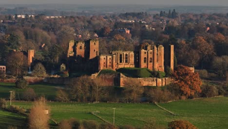 Ruinas-Del-Castillo-Edificio-Histórico-Warwickshire-Reino-Unido-Noche-De-Otoño-Paisaje-Aéreo