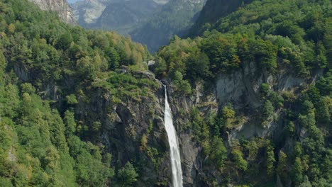 Luftdrohne,-Die-Bei-Heißem,-Sonnigem-Wetter-Vom-Foroglio-Wasserfall-Wegfliegt