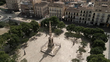 Drohnenschuss,-Der-über-Obelisken-In-Malaga,-Spanien,-Fliegt