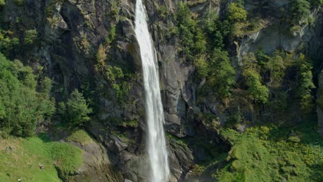 Luftdrohne-Des-Foroglio-Wasserfalls,-Der-Sich-Bei-Sonnigem-Wetter-Nach-Oben-Neigt