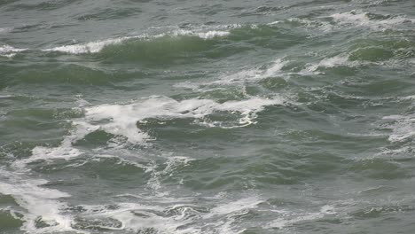 Wellen-Schlagen-Bei-Flut-Gegen-Den-Strand