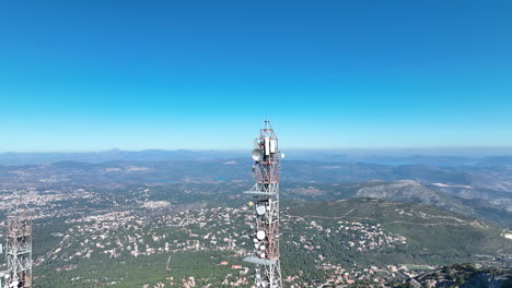 Volando-Lejos-De-Una-Torre-De-Telecomunicaciones-En-La-Cima-De-Una-Montaña