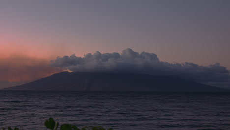 Montaña-Cubierta-De-Nubes-A-Través-Del-Agua-En-Una-Espectacular-Puesta-De-Sol-En-Wailea,-Maui,-Hawaii