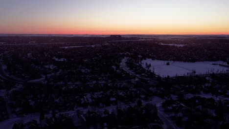 Mit-Einer-Drohne-Während-Eines-Atemberaubenden-Wintersonnenaufgangs-Durch-Den-Himmel-Von-Calgary-Schweben