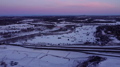 Volando-A-Través-De-La-Comunidad-De-Calgary-Durante-Un-Hermoso-Amanecer-De-Invierno-Con-Un-Dron