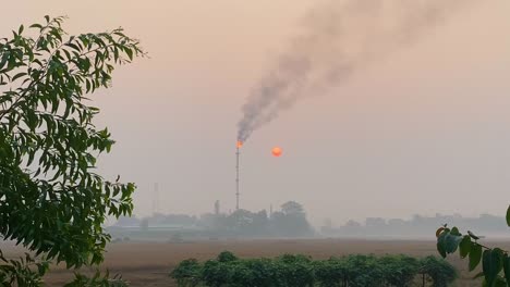 Carbon-emission-concept,-Gas-Plant-polluting-environment,-foggy-sky-covering-sun