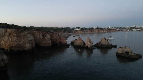 Drohnenvideo-Eines-Bootes-An-Der-Küste-Der-Algarve,-Portugal