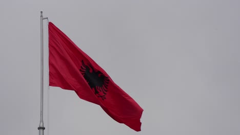 Bandera-Albanesa-Con-águila-Negra-En-La-Plaza-Roja-Ondeando,-Bandera-Nacional-Aislada-De-Albania