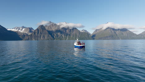 Fischer-Auf-Fischereifahrzeug-In-Der-Arktis,-Die-Fische-Fängt---Lyngenfjord,-Norwegen